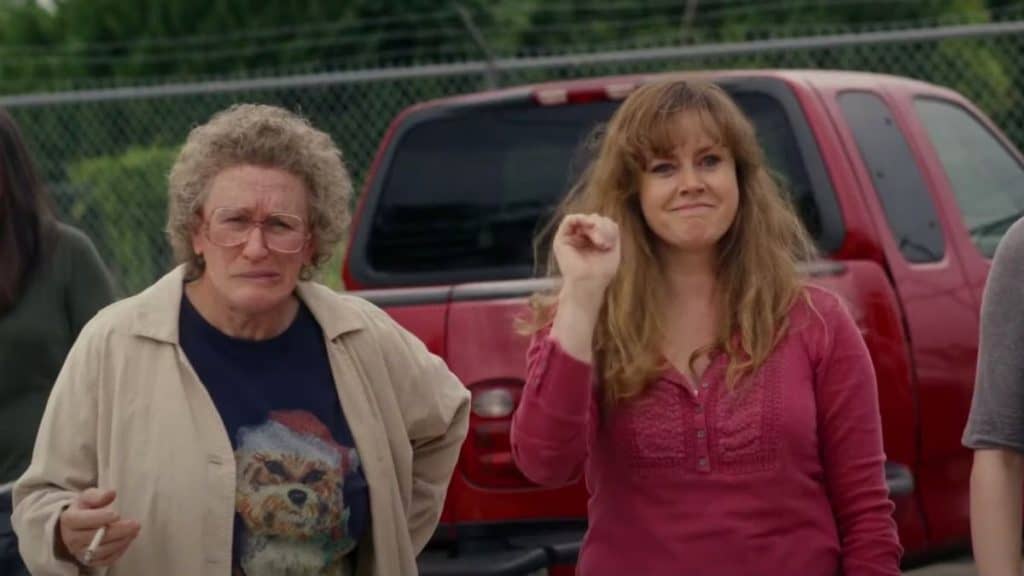 Imagem mostra as atrizes Glenn Cose e Amy Adams lado a lado, em cena do filme "Era uma vez um sonho"