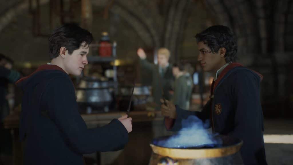 Imagem do jogo "Hogwarts Legacy" mostra dois bruxos baseados na franquia "Harry Potter, segurando varinhas mágicas em frente a um caldeirão de poções