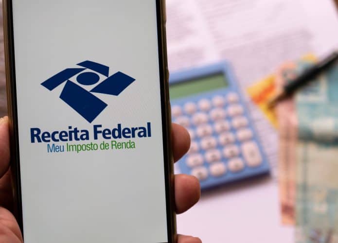 Celular com a app da Receita Federal