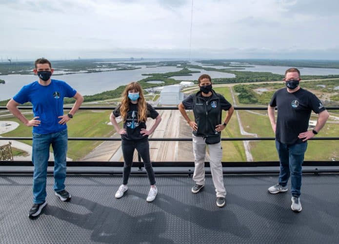 Tripulação da Inspiration 4 no topo da torre de lançamento na plataforma 39A do Centro Espacial Kennedy, na Florida