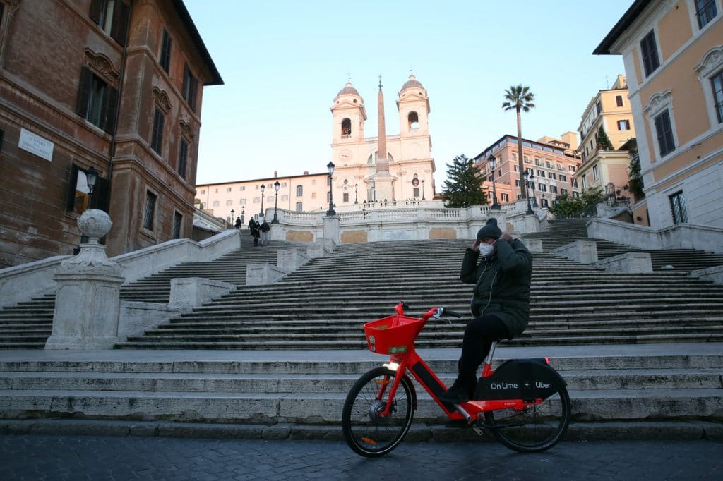 Imagem tirada em Roma, na Itália, mostrando a baixa circulação de italianos nas ruas por conta da Covid-19