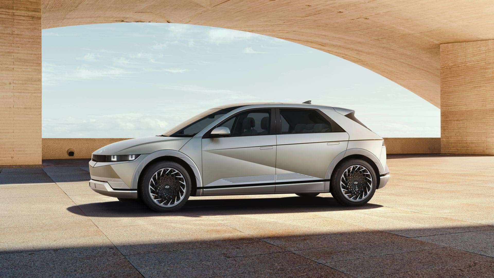 Large-45011-HyundaiIONIQ5RedefinesElectricMobilityLifestyle-1920x1080