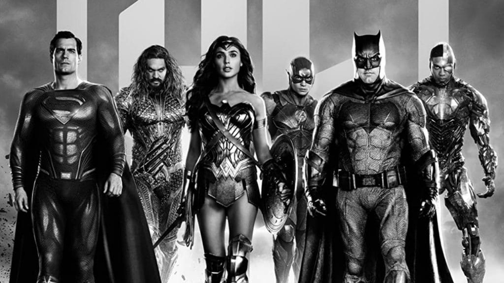 Imagem mostra os heróis do filme "Liga da Justiça", da esquerda para a direita: Superman, Aquaman, Mulher-Maravilha, Flash, Batman e Ciborgue. A imagem está em preto e branco