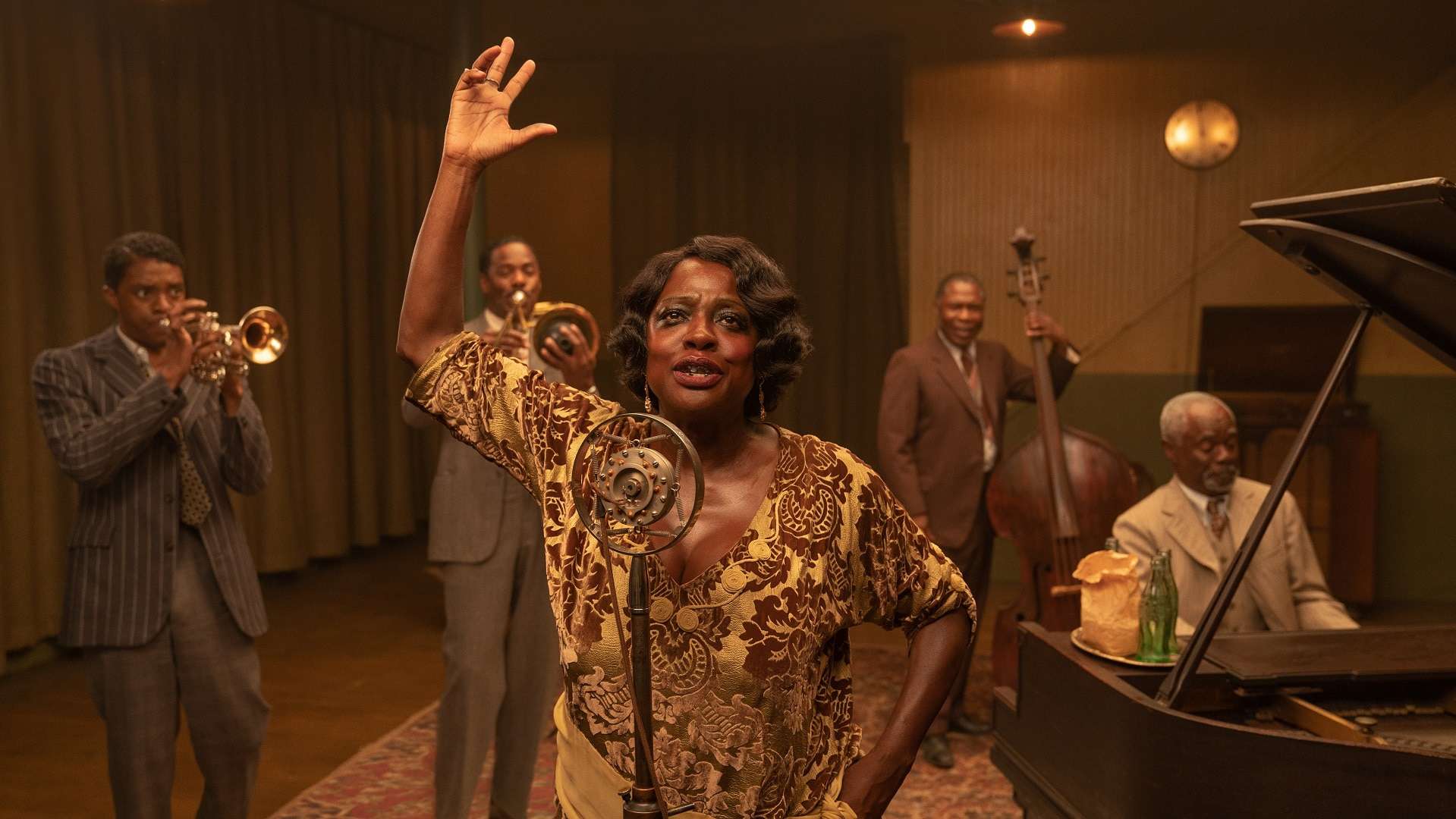 Chadwick Boseman, Colman Domingo, Viola Davis, Michael Potts e Glynn Turman em 'A Voz Suprema do Blues'. Imagem: David Lee/Netflix