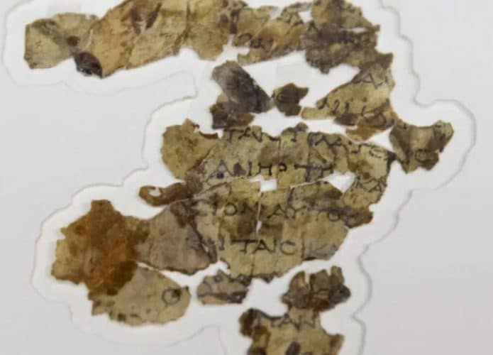 Fragmentos do manuscrito encontrado por arqueólogos israelenses