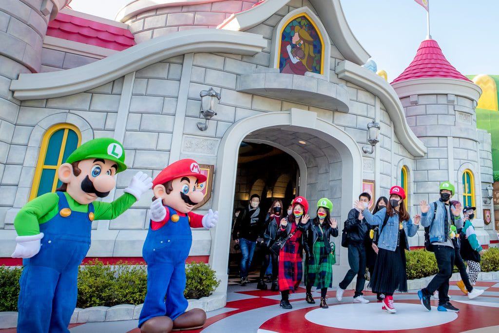 Mario e Luigi recebem visitantes no Super Nintendo World, em Osaka. Imagem: Nintendo/Divulgação