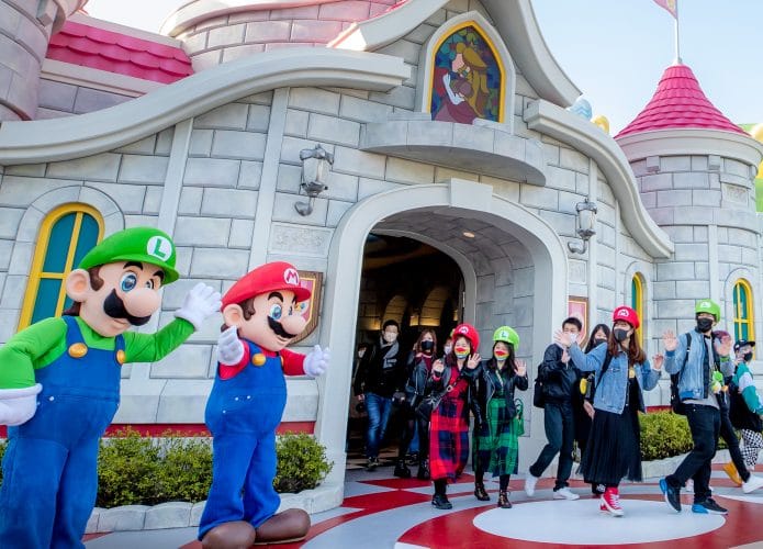 Mario-e-Luigi-recebem-visitantes-no-Super-Nintendo-World-em-Osaka-695x500