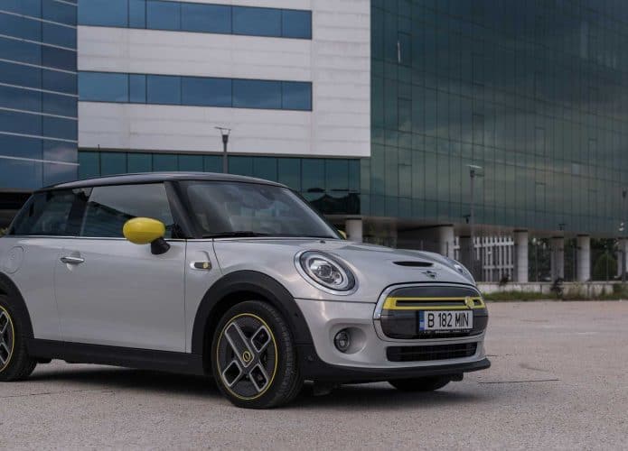 'Mini Cooper SE', carro totalmente elétrico da marca. Imagem: Andrei Nedelea/MINI/Divulgação