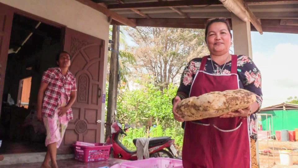 Mulher segurando pedaço de vômito de baleia