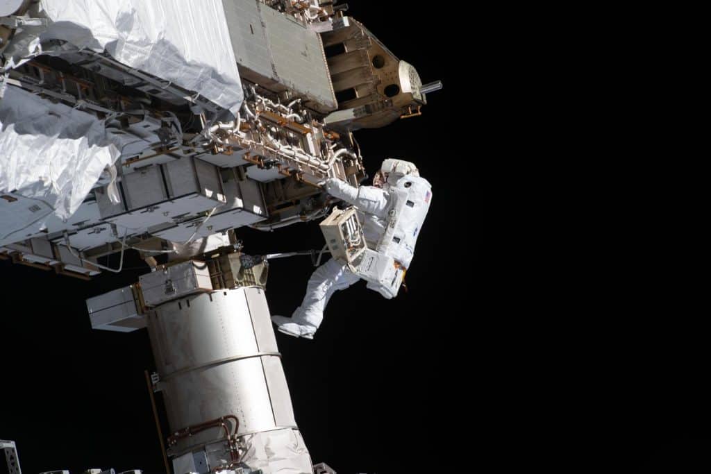 O engenheiro de voo Victor Glover, da Nasa, em caminhada espacial durante reparo na Estação Espacial Internacional. Imagem: Nasa/Divulgação