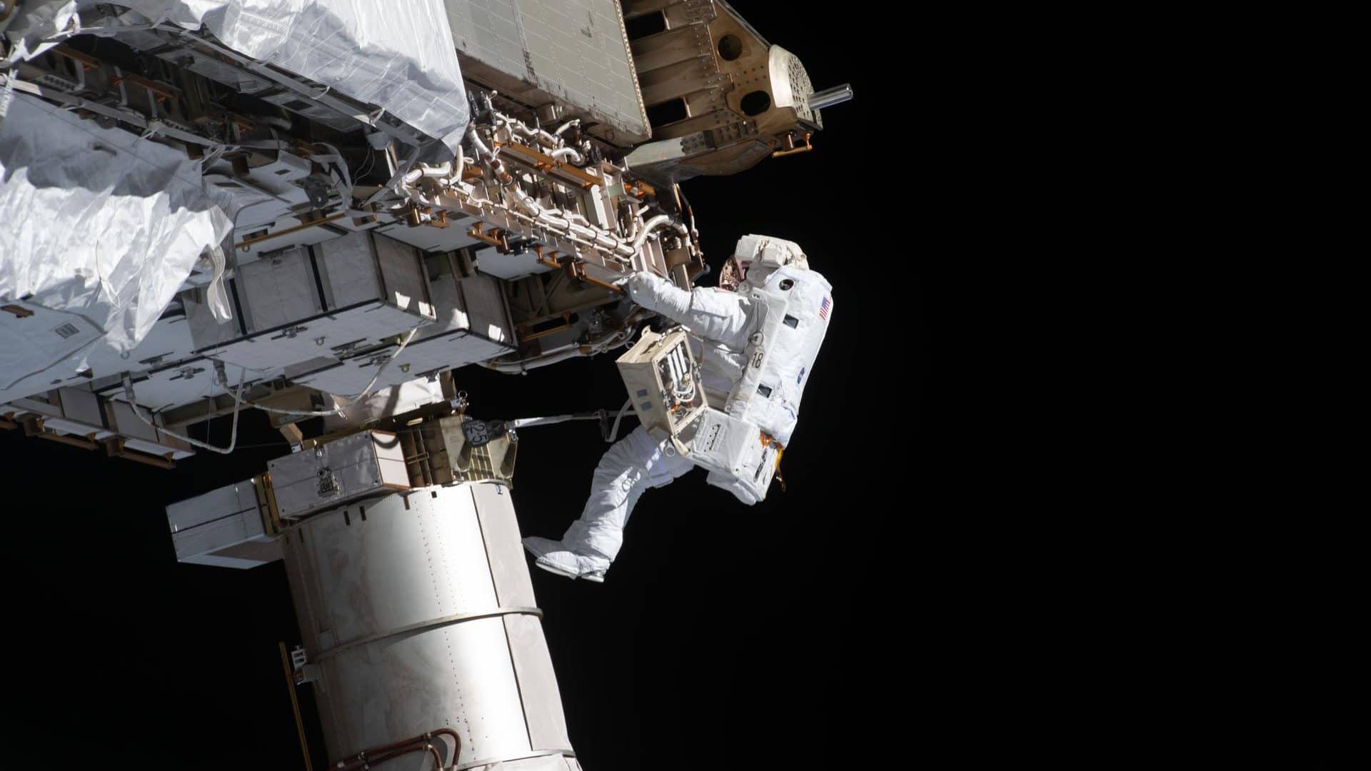 O engenheiro de voo Victor Glover, da Nasa, em caminhada espacial durante reparo na Estação Espacial Internacional. Imagem: Nasa/Divulgação