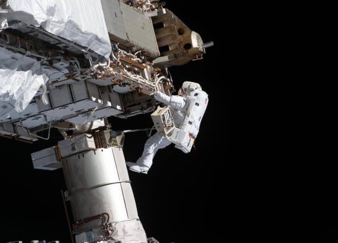 O engenheiro de voo Victor Glover, da Nasa, em caminhada espacial durante reparo na Estação Espacial Internacional. Imagem: Nasa/Divulgação