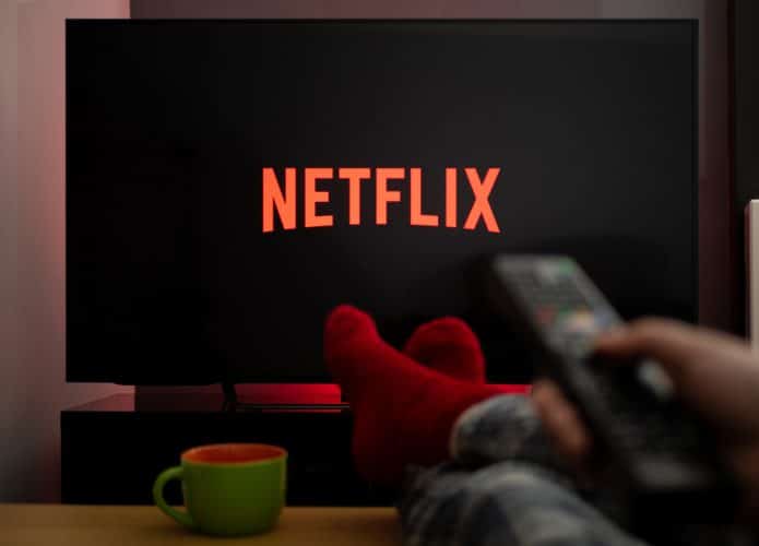 Logo da Netflix em uma televisão