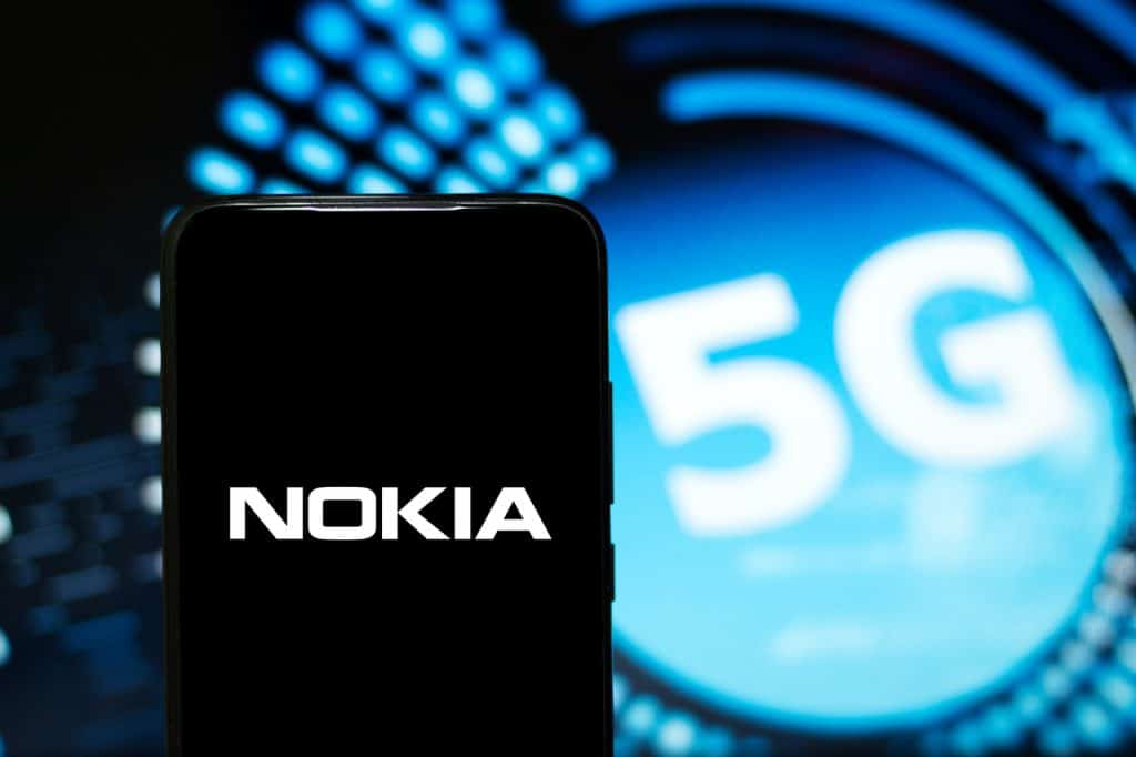 Smartphone exibindo o logo da Nokia e ao fundo uma ilustração representando a tecnologia 5G