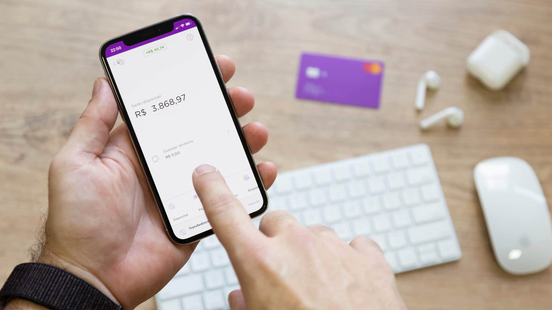 celular aberto no aplicativo do Nubank