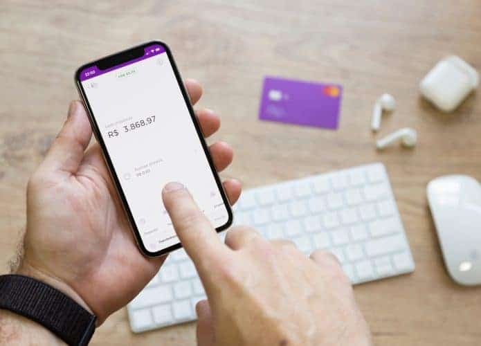 celular aberto no aplicativo do Nubank