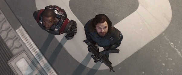 O 'Falcão e o Soldado Invernal' em Wakanda numa cena de 'Vingadores: Guerra Infinita'. Imagem: Marvel Studios/Divulgação