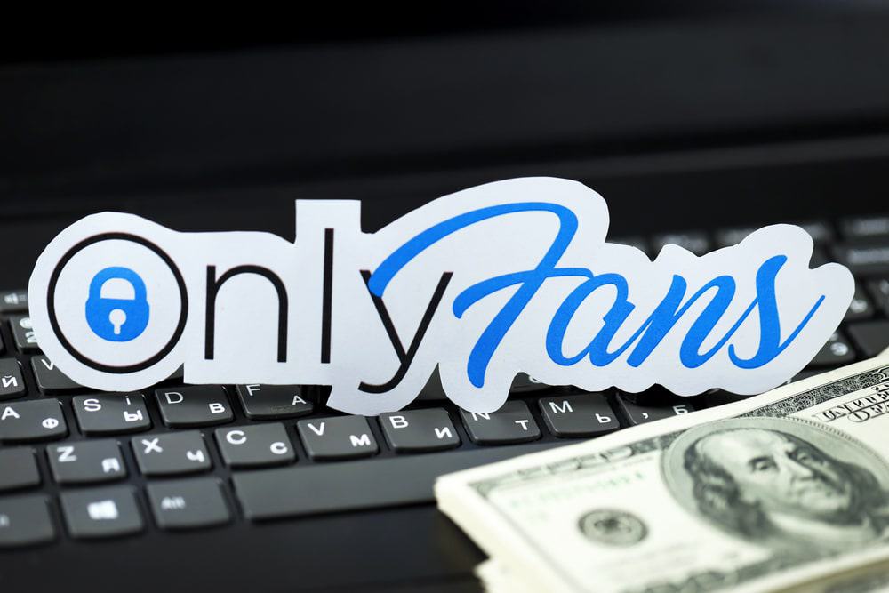 Logo do Onlyfans ao lado de dólares