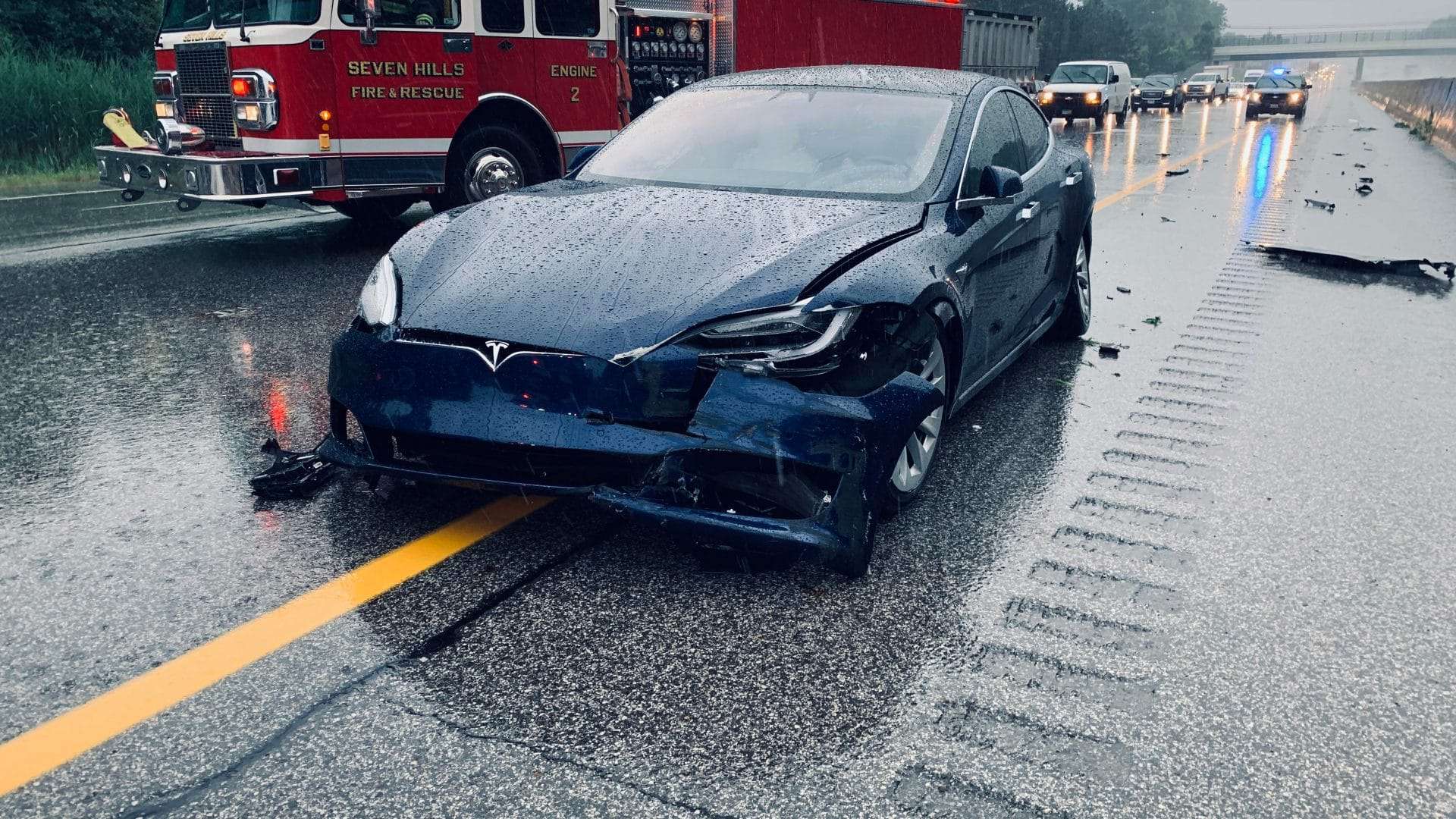 Fotografia de um modelo 3 da Tesla que sofreu um acidente na rodovia em Illinoiss, Chicago. Imagem: canadianPhotographer56 / Shutterstock.com
