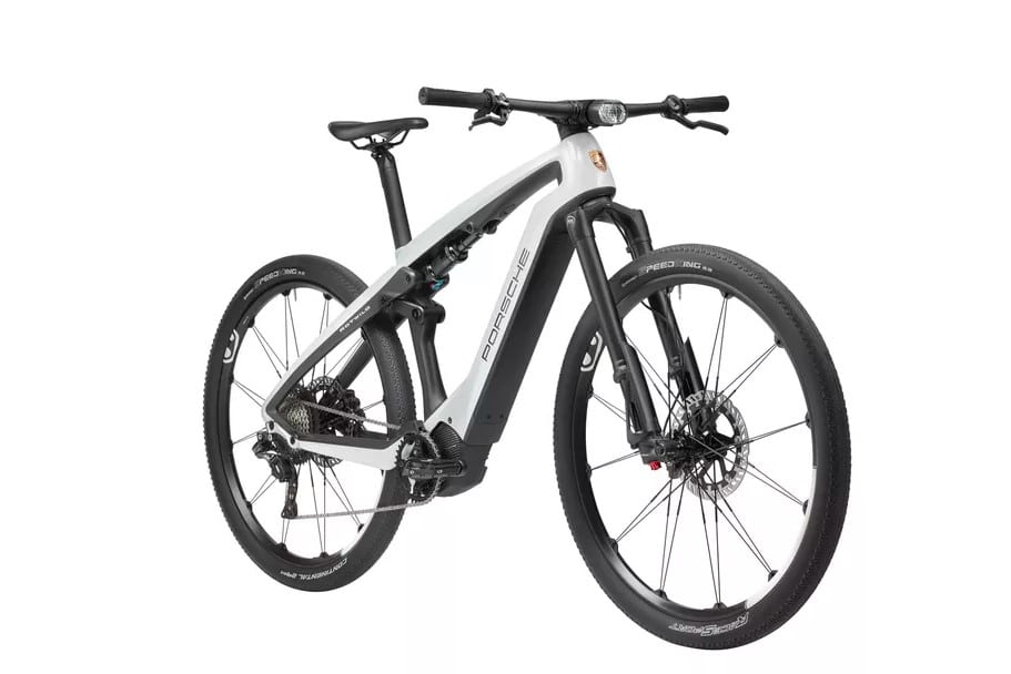 Porsche e-bike Sport em um fundo branco