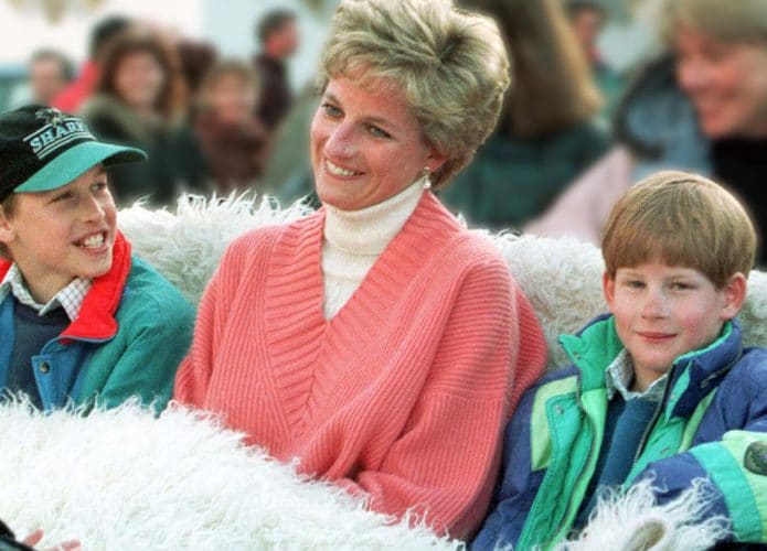 Princesa Diana, acompanhada de seus filhos, os príncipes William e Harry