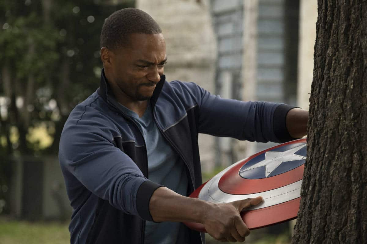 Sam Wilson usa o escudo do Capitão América em novo trailer de 'Falcão e o Soldado Invernal'