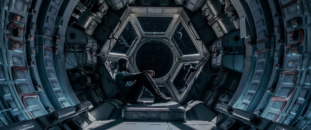 Shamier Anderson como Michael Adams em 'Passageiro Clandestino'