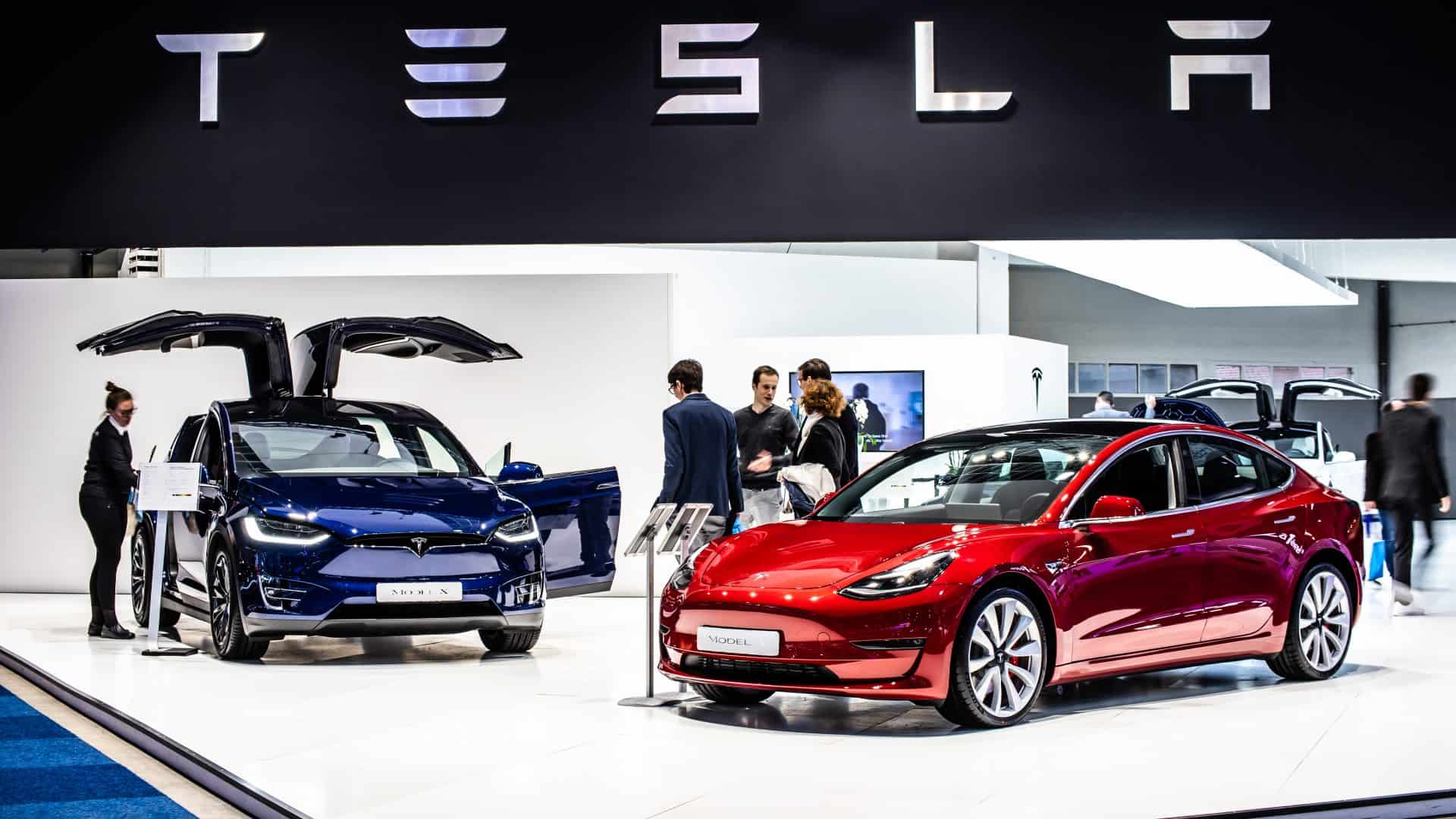 Tesla Model 3 e Model X no Salão do Automóvel de Bruxelas. Imagem: Grzegorz Czapski / Shutterstock.com