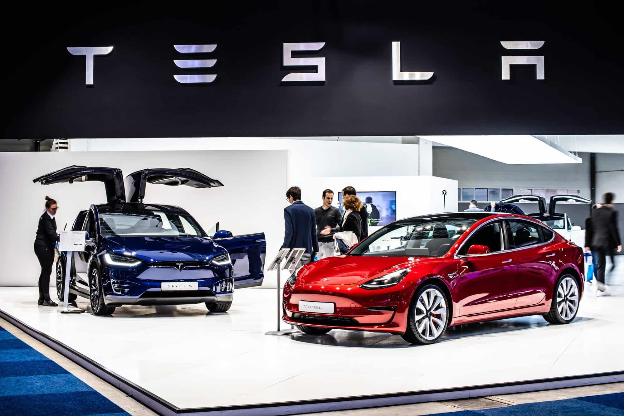 Tesla cobra o dobro ao vender carros elétricos para alguns clientes e não reembolsa