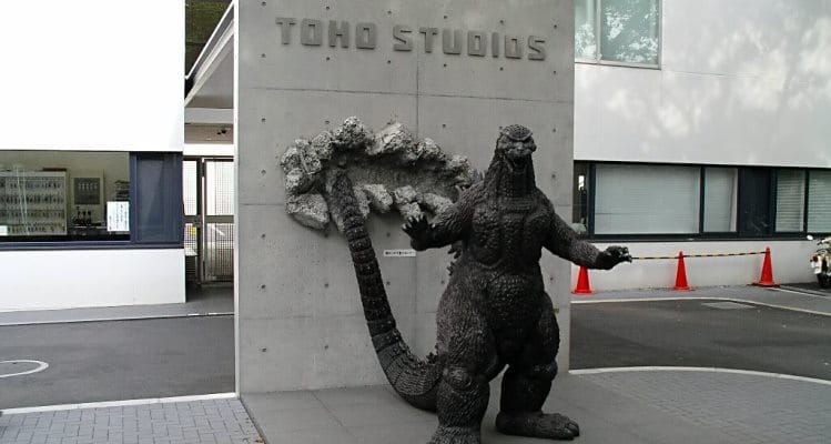 Netflix confirmou o aluguel de dois prédios do ToHo Studio, mostrado na imagem em sua fachada, com uma estátua do Godzilla à frente