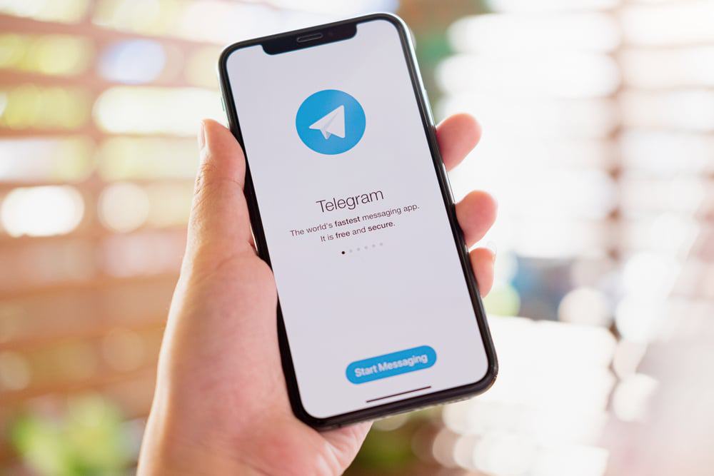 Celular aberto no app do Telegram