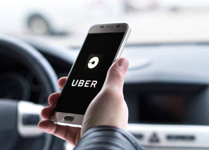 Celular mostrando a logo da Uber