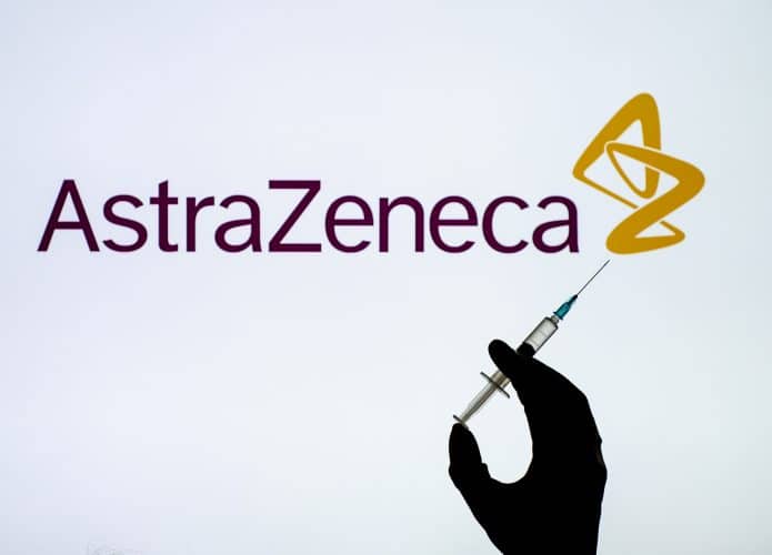 Vacina foi feita em parceria entre a Universidade de Oxford e a farmacêutica Astrazeneca. Imagem: Lutsenko_Oleksandr / Shutterstock.com
