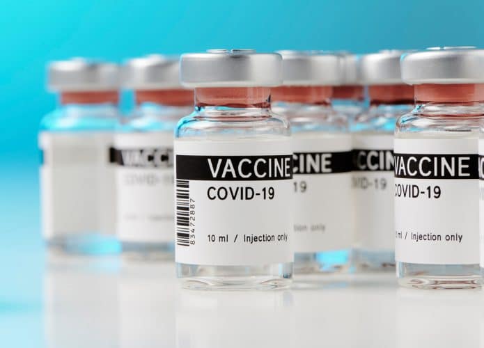 Em uma superfície lisa foram colocados algumas ampolas da vacina contra Covid-19