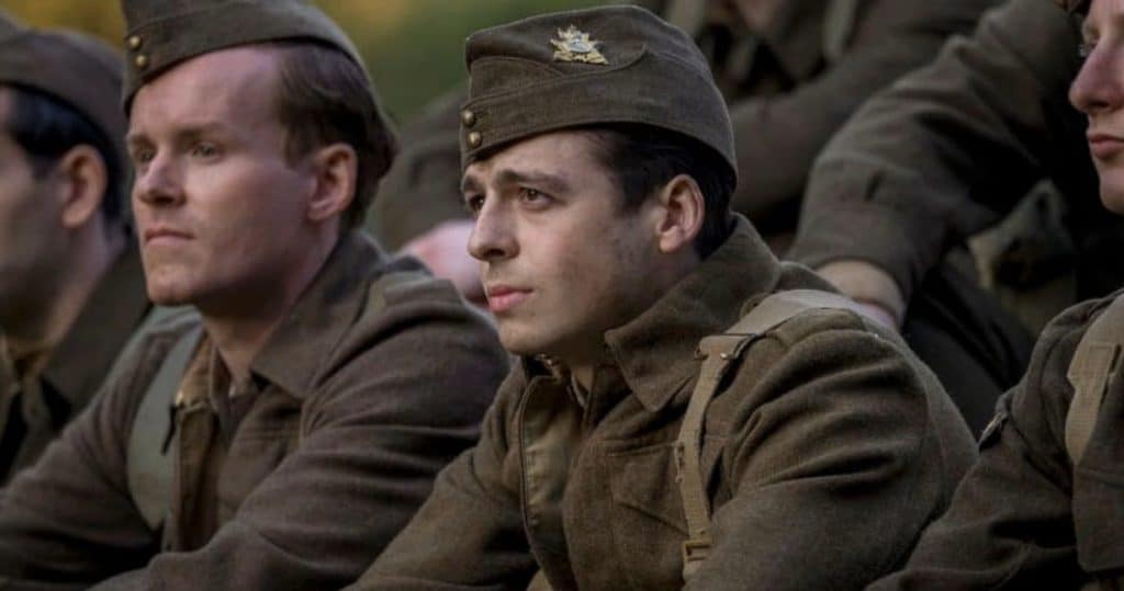 Cena da série 'The Plot Against America', da HBO, em que o ator Anthony Boyle usa um uniforme de forças armadas.