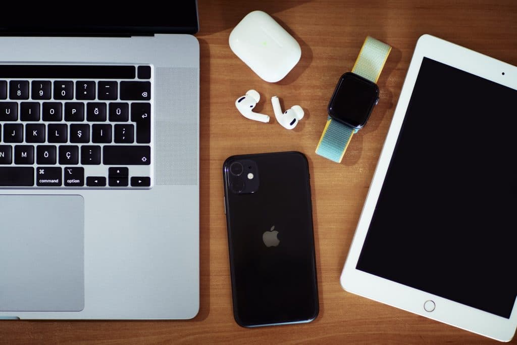 Diagramas do Macbook foram vazados por grupo hacker e acabaram ajudando experts em consertos.

Na imagem: um Macbook acompanhado de um iPhone, um iPad, um Apple Watch e um par de fones AirPods
