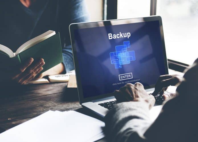 Ilustração do conceito de backup de dados em um notebook