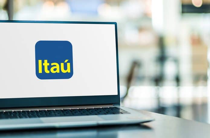Logotipo do banco Itaú em um notebook colocado sobre uma mesa.
