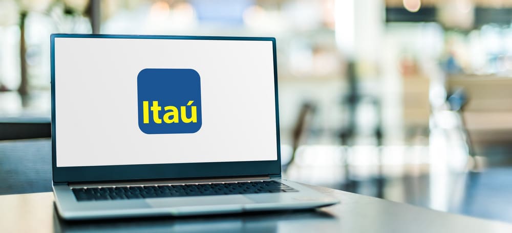 Logotipo do banco Itaú em um notebook colocado sobre uma mesa.