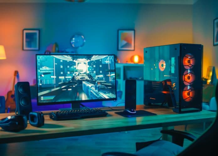 Na mesa, um computador desktop gamer