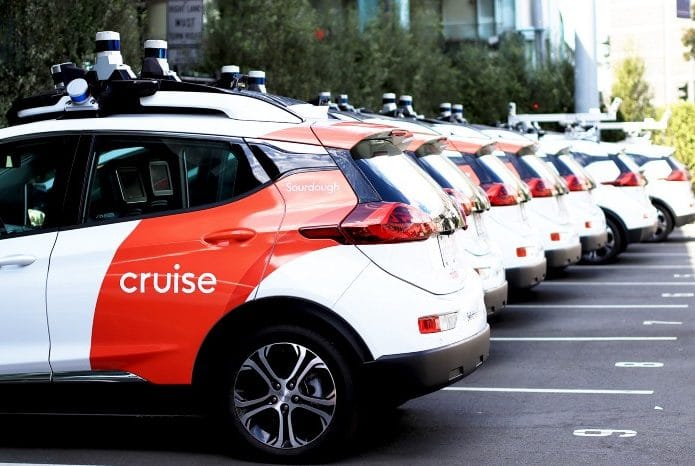 Fila de veículos da Cruise, empresa de carros autônomos da GM, parados em um estacionamento