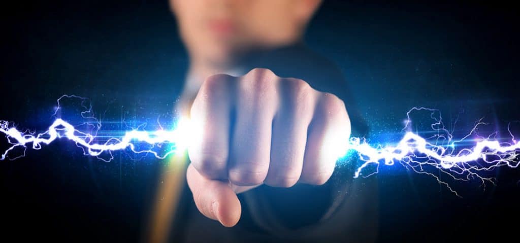 Homem segurando algo que remete eletricidade