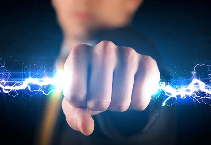 Homem segurando algo que remete eletricidade