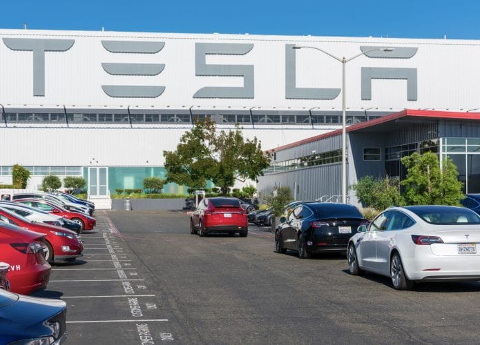 fábrica-da-tesla-695x500