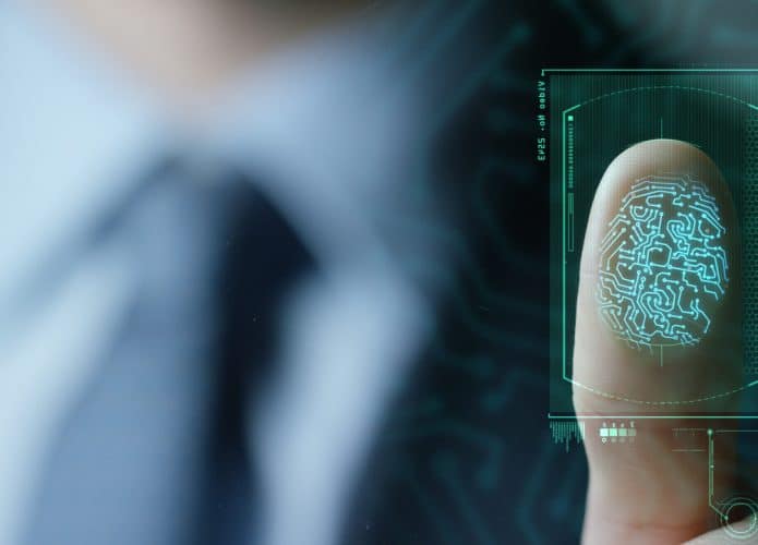 Impressão digital de um homem de terno sendo digitalizada