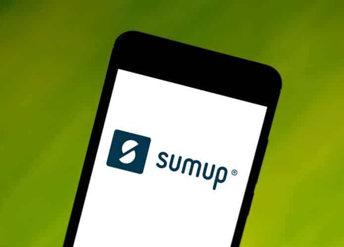 Tela de celular exibe o logotipo da fintech SumUp