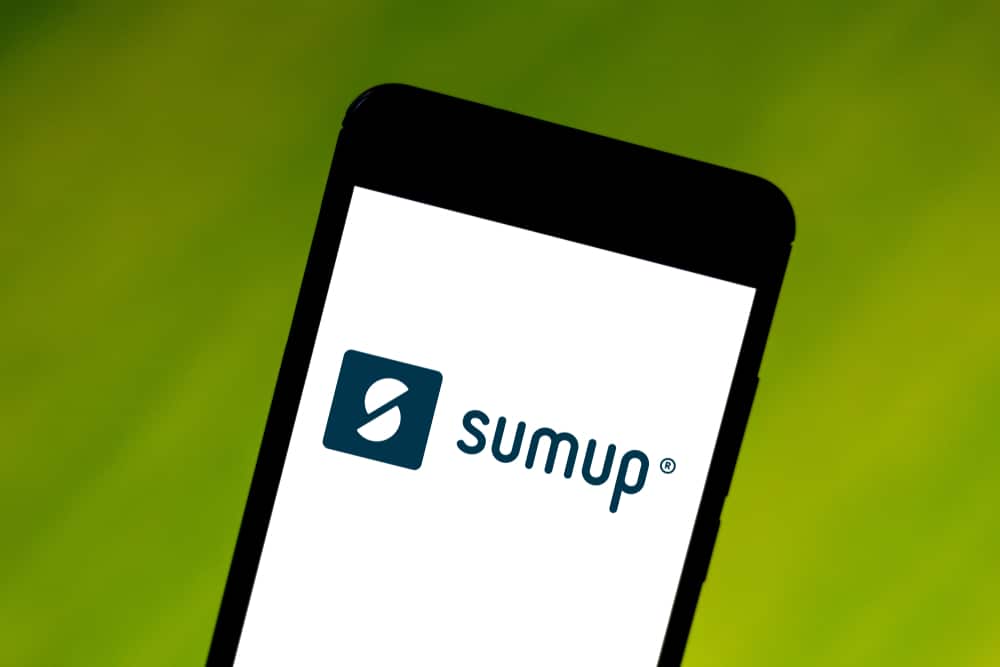 Tela de celular exibe o logotipo da fintech SumUp