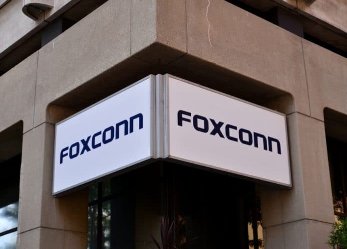 Prédio com um toldo com o logo da Foxconn, principal fornecedora de componentes da Apple