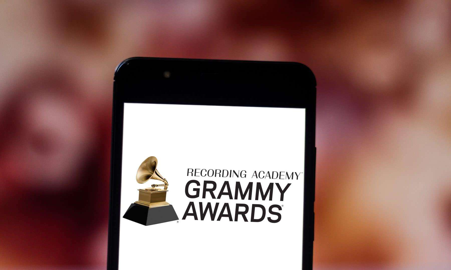 celular com o logo do grammy