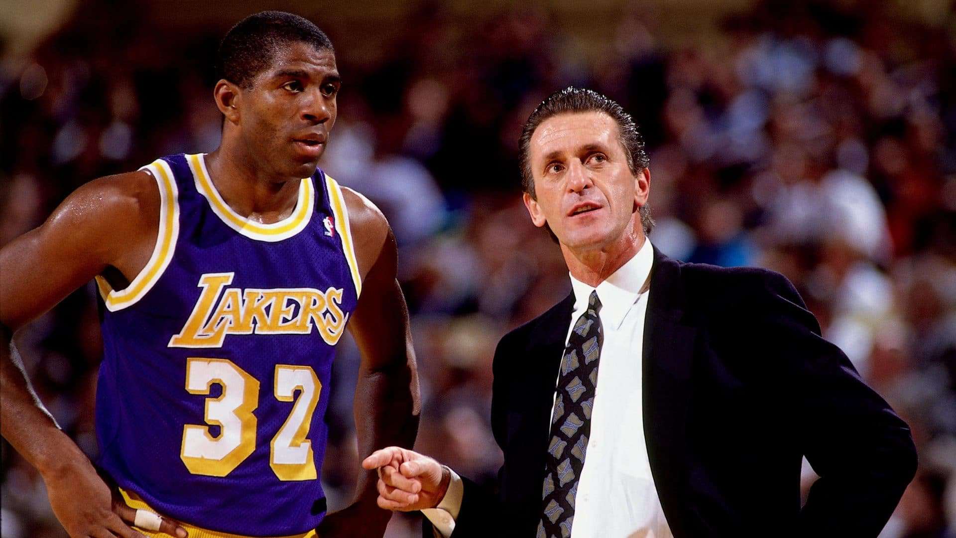 magic johnson recebendo instruções do técnico pat riley, em partida do los angeles lakers nos anos 80